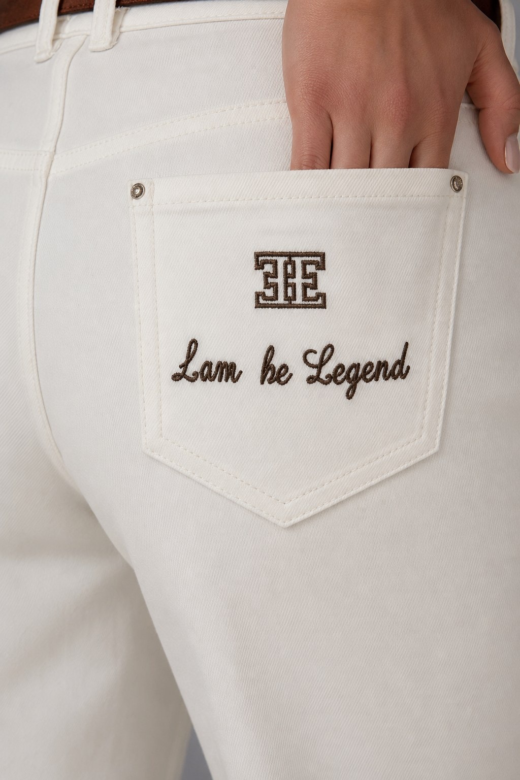 Estensivo “I am the Legend” Nakışlı Düz Paça Orta Bel Pantolon – Ekru - Görsel 4